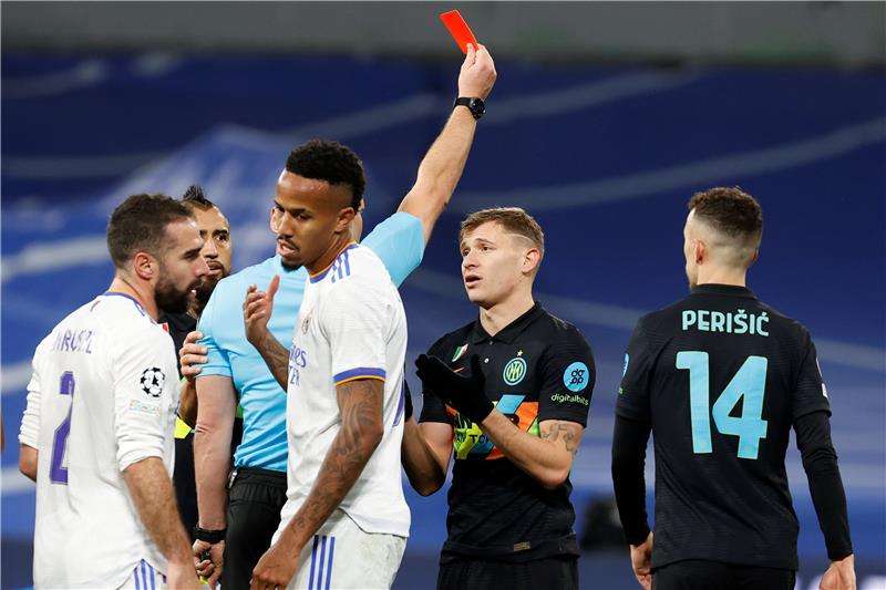 لحظة طرد باريلا