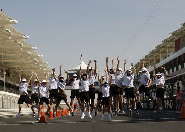 من زيارة الطلاب للحلبة