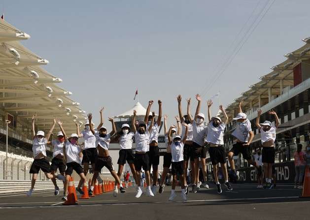 من زيارة الطلاب للحلبة