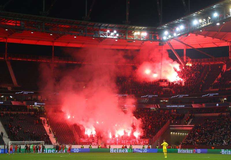 جماهير فرانكفورت تشعل المدرجات