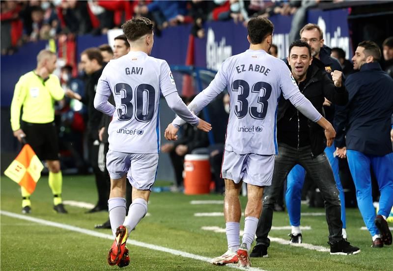 تشافي مع لاعبي برشلونة