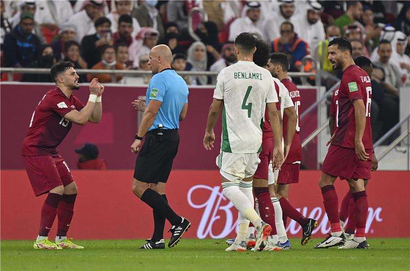 من مباراة قطر والجزائر