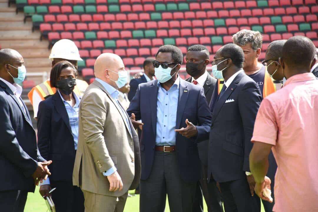سكرتير الكاف أثناء زيارته لملاعب أمم أفريقيا في الكاميرون