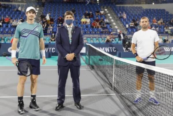 patrick moody, uk ambassador to the uae, peformed the coin toss for the andy murray (l) and dan evans match