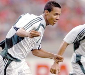 محمد العنبر ينطلق فرحا بهدفه في مرمى كوريا في تصفيات كأس العالم الأخيره  .