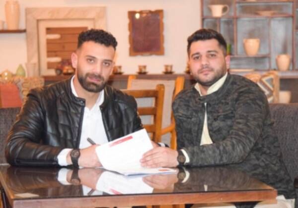 العرب خلال توقيع العقد  