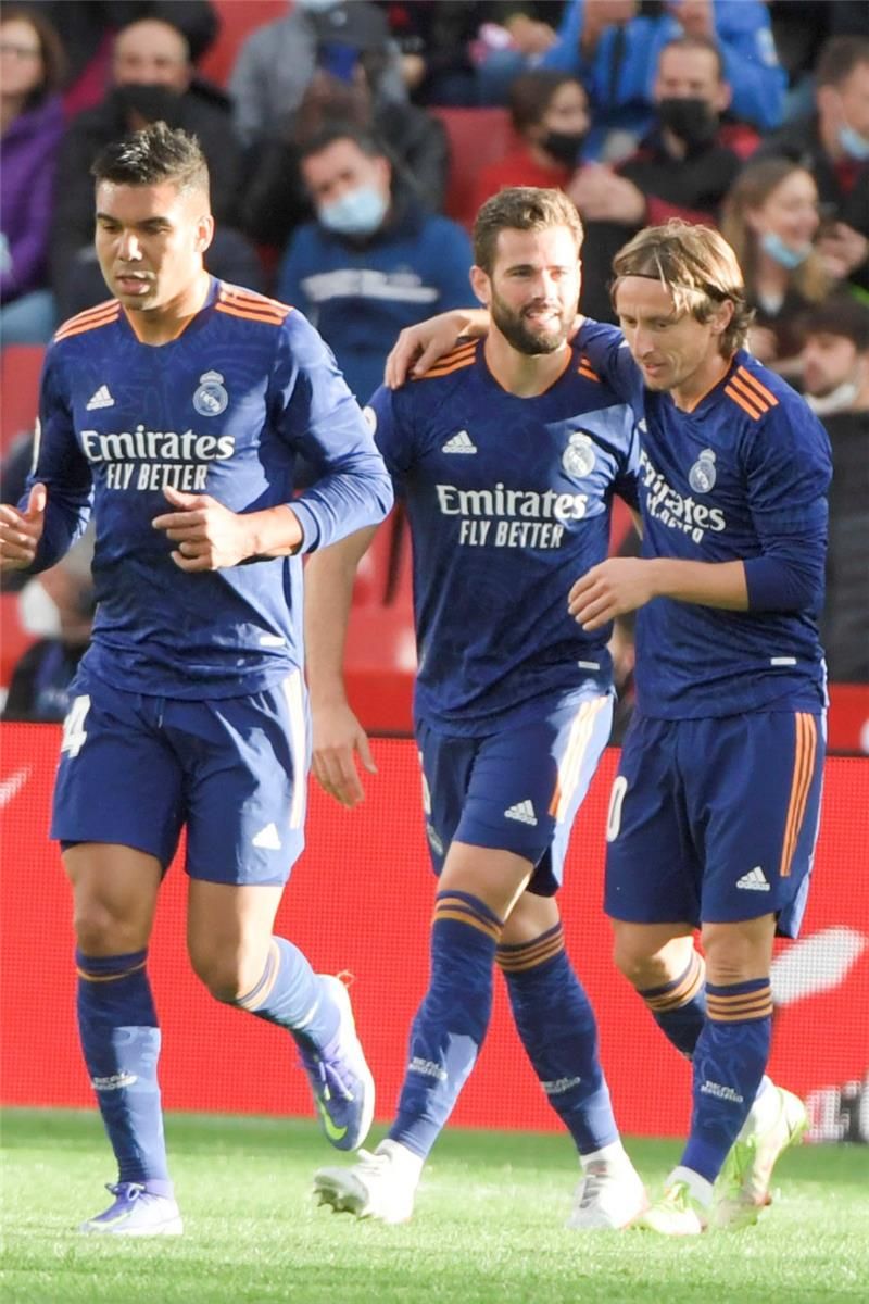 مودريتش (يمين)