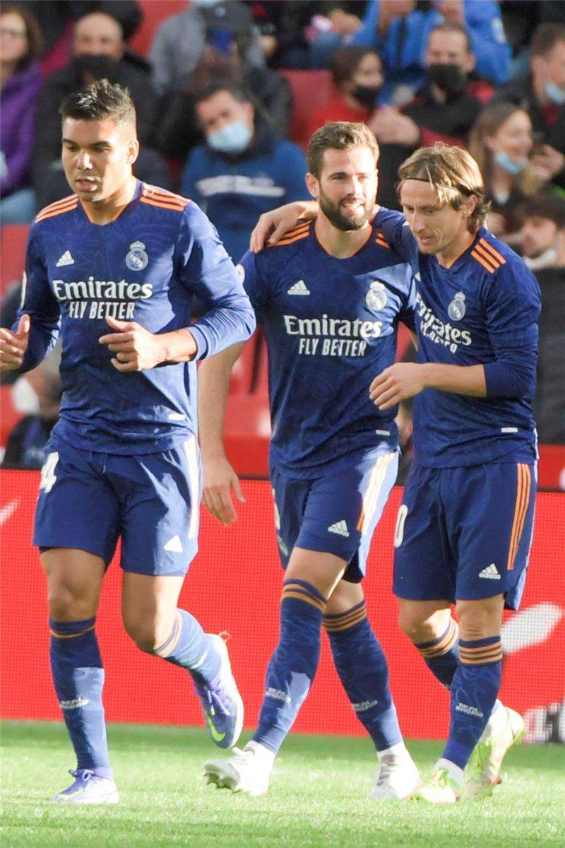 مودريتش (يمين)