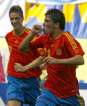 ديفيد فيا يعبر عن فرحته بعد تسجيله هدف اسبانيا الثاني