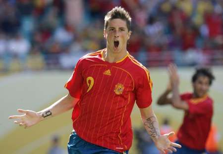 فيرناندو توريس يحتفل بالهدف الرابع للمنتخب الأسباني