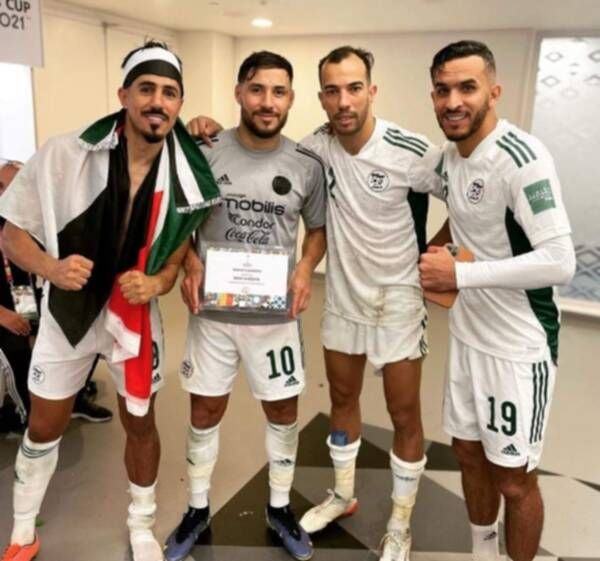 بلايلي مع لاعبي الجزائر