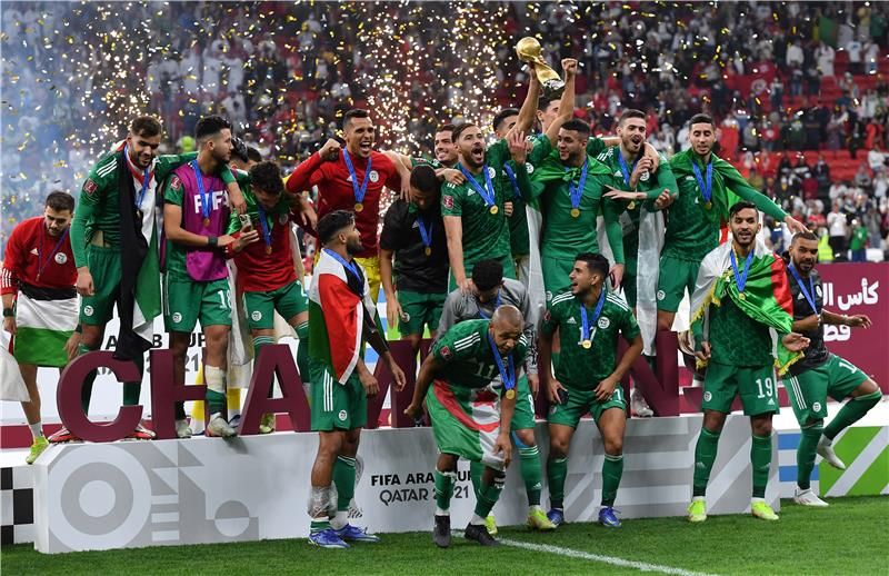 فرحة لاعبي منتخب الجزائر بالكأس