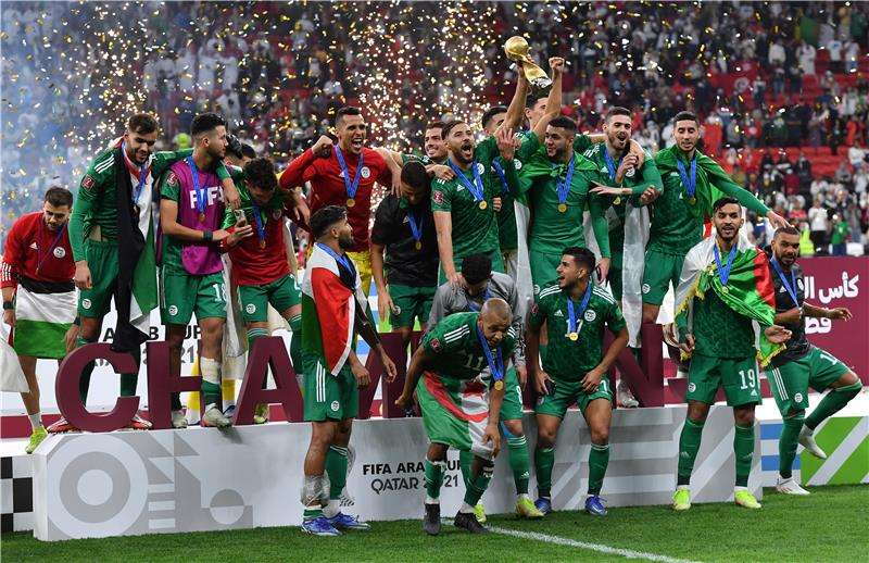 فرحة لاعبي منتخب الجزائر بالكأس