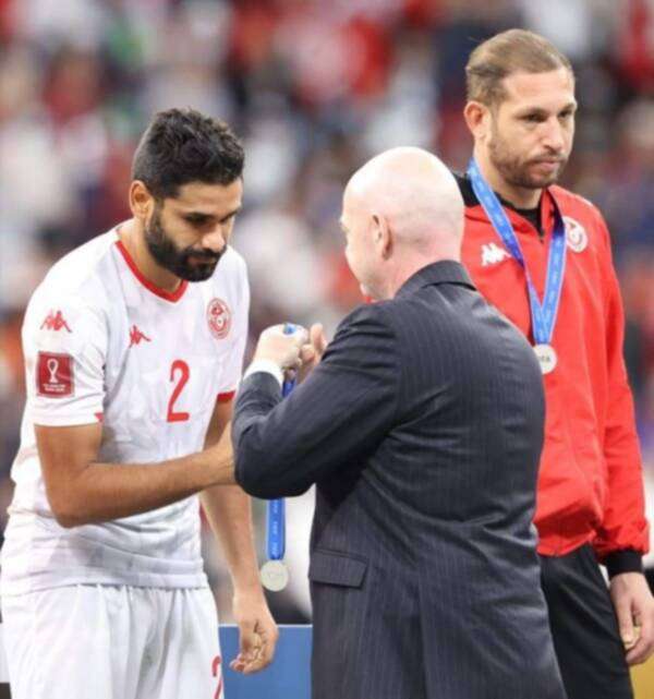 العيفة يتلقى الميدالية الفضية لكأس العرب