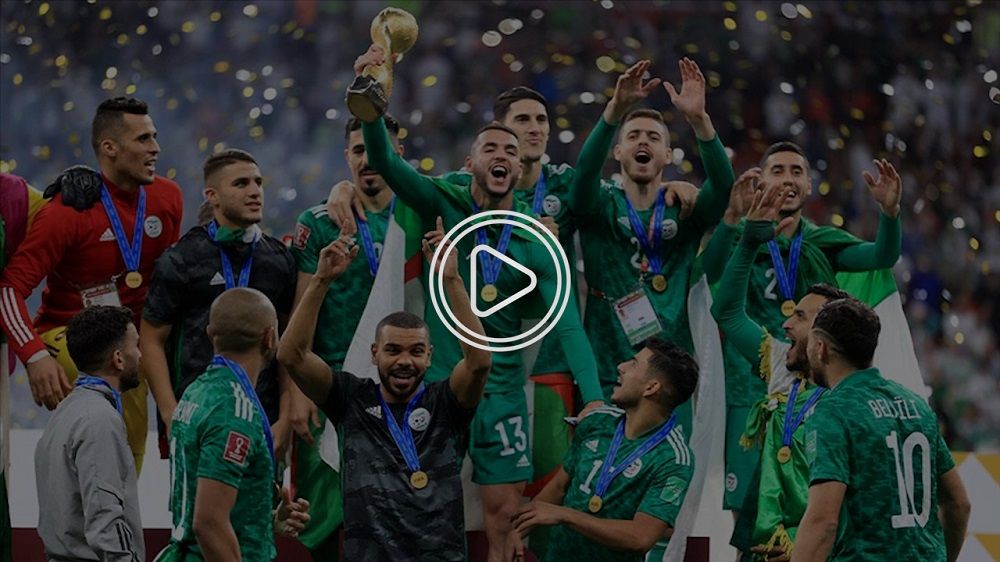 لاعبو الجزائر يحتفلون بكأس العرب