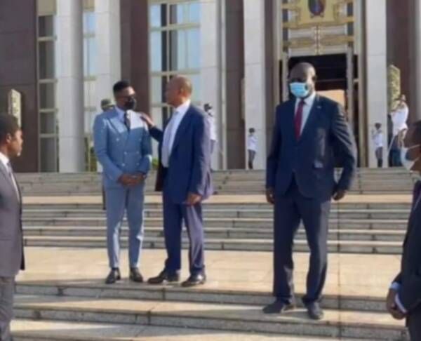 رئيس الكاف مع صامويل إيتو
