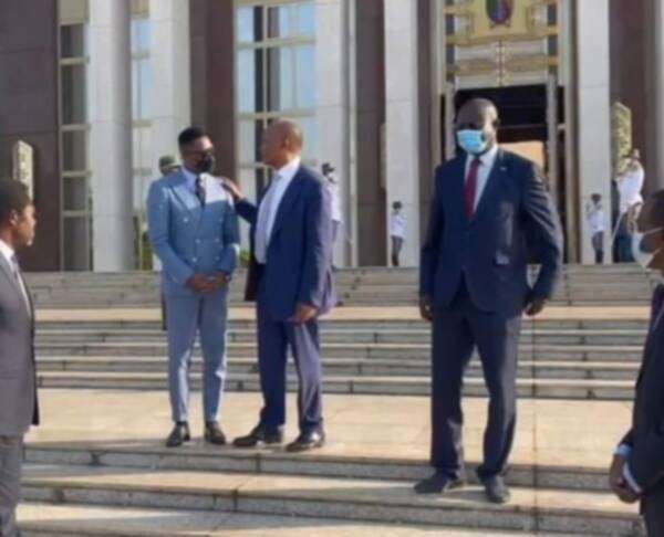 رئيس الكاف مع صامويل إيتو