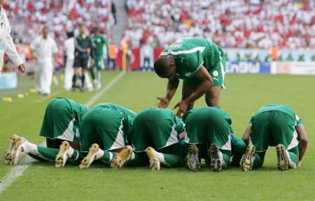 اللاعبون السعوديون يسجدون شكرا لله بعد هدف القحطاني
