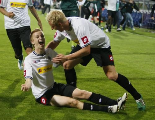 ريوس (اليسار) يحتفل بهدفه