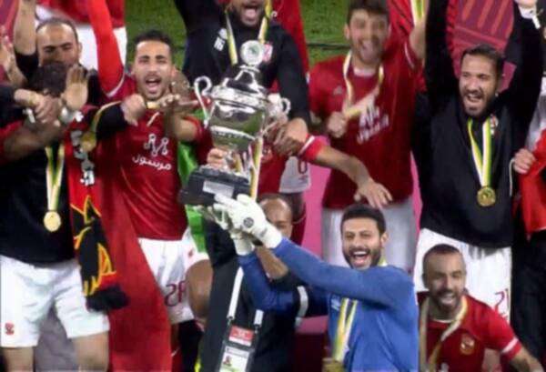 لحظة رفع كأس السوبر