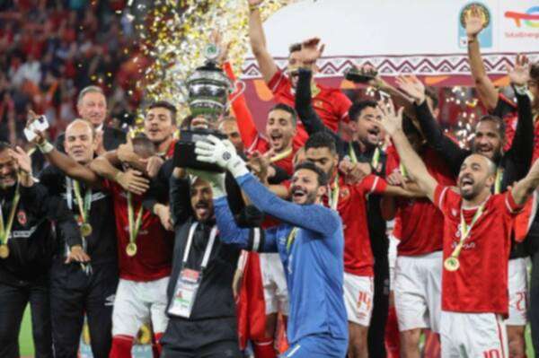 وليد سليمان يرفع الكأس مع الشناوي