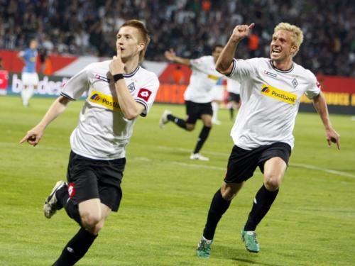 ريوس (اليسار) يحتفل بعد تسجيله لهدف البقاء