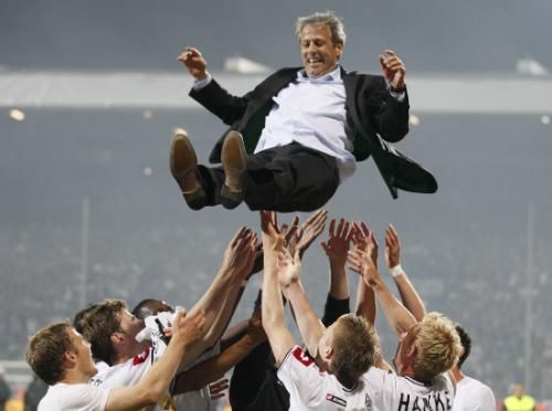 لاعبي مونشينجلادباخ يحتفلون مع مدربهم فافري