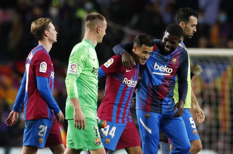 كوتينيو مع لاعبي برشلونة