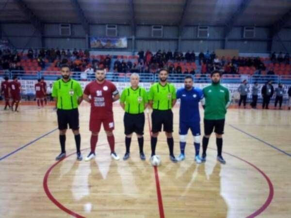 الفريقان قبل انطلاق اللقاء