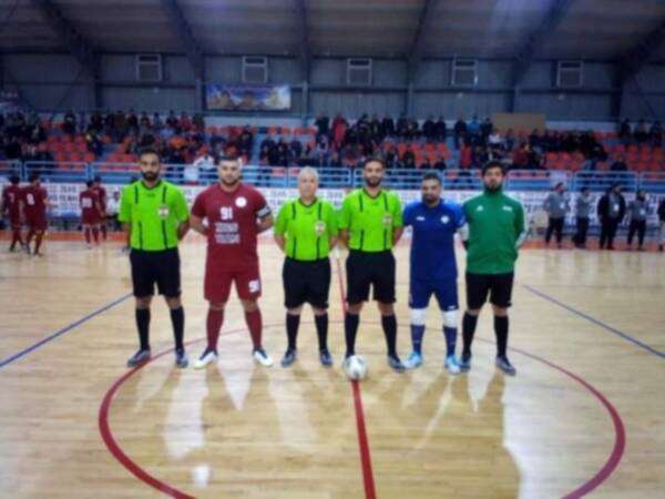 الفريقان قبل انطلاق اللقاء