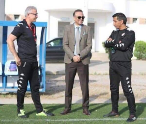 الكبير في موقف لا يحسد عليه