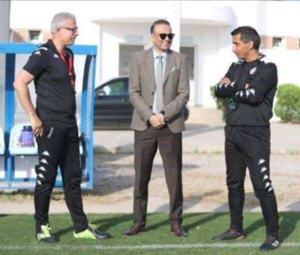 الكبير في موقف لا يحسد عليه