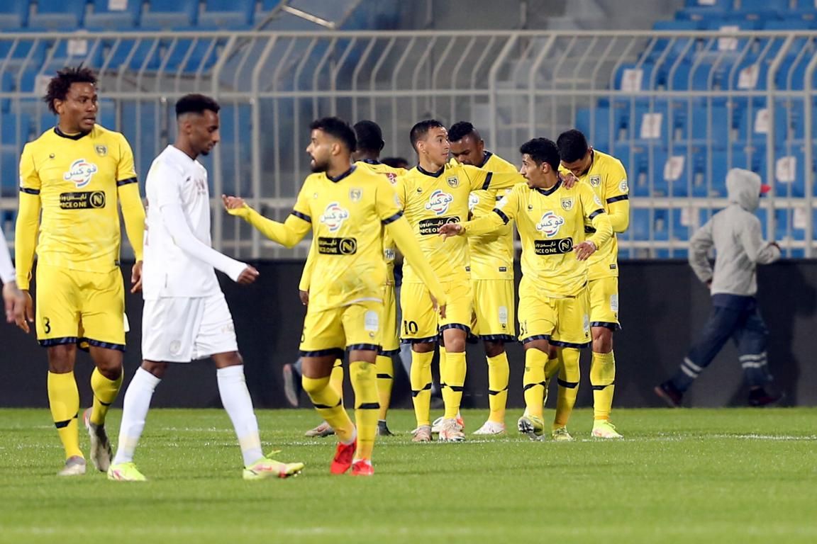 تاوامبا مع لاعبي التعاون 