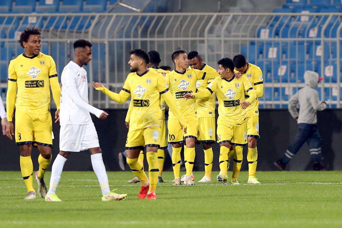 تاوامبا مع لاعبي التعاون 