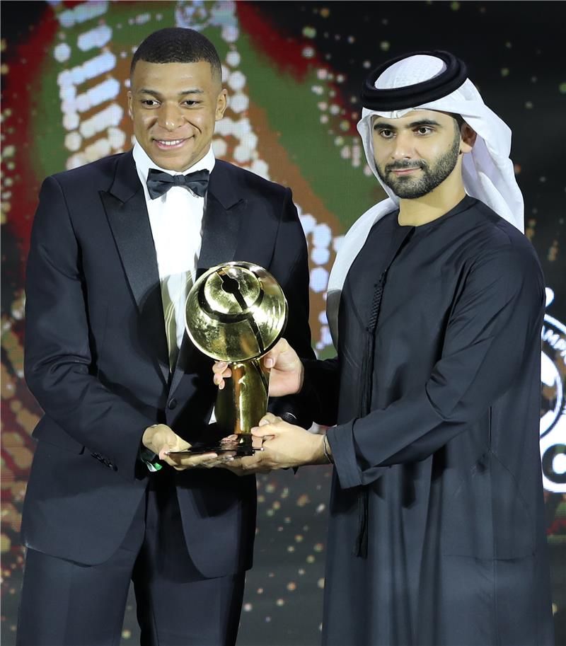 مبابي يتسلم الجائزة