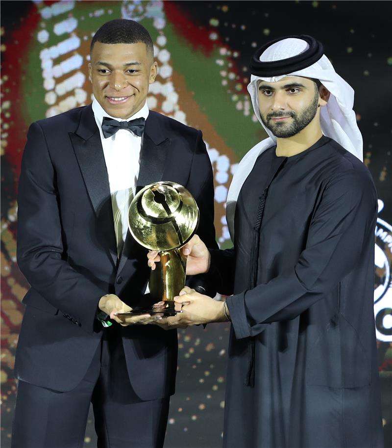 مبابي يتسلم الجائزة