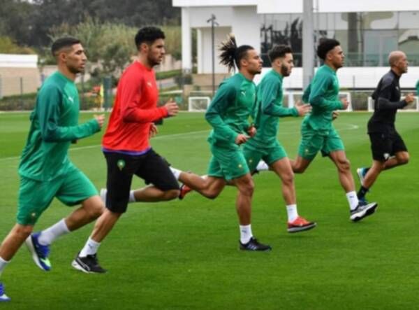 أشرف حكيمي (يسار)