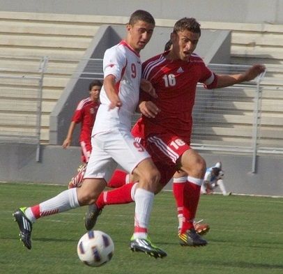 صراع على الكرة بين نجوم المنتخبين