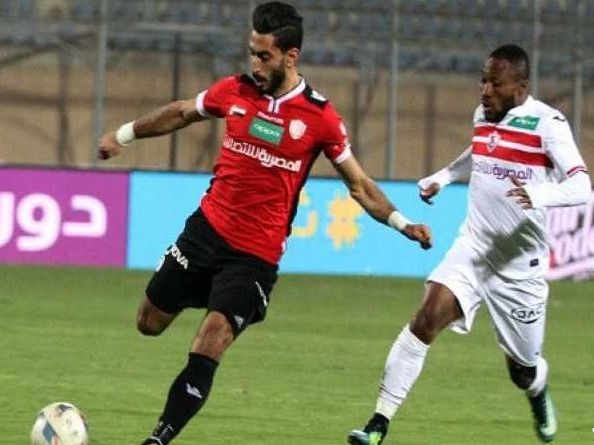 علي الفيل (يسار)