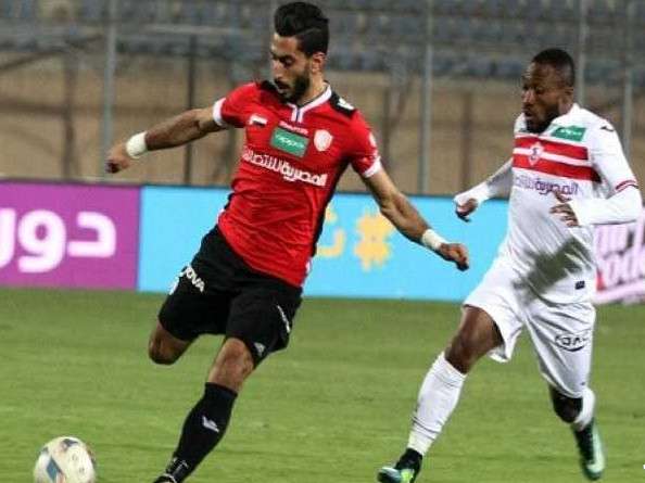 علي الفيل (يسار)