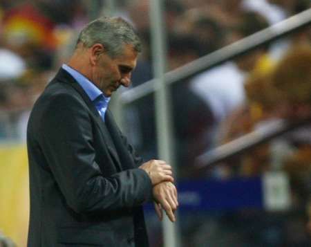 مدرب بولندا باول ياناس ينظر الى ساعته فى لقاء المانيا وبولندا 