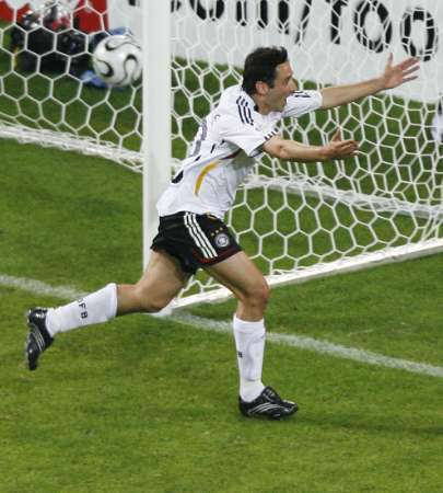 اوليفر نيفيل يحتفل بأحرازه لهدف الفوز على بولندا