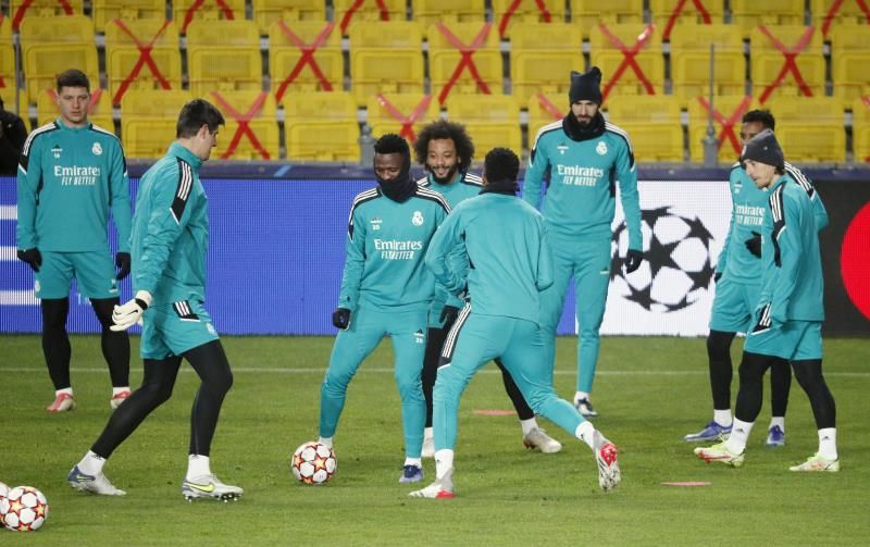 فينيسيوس مع لاعبي ريال مدريد