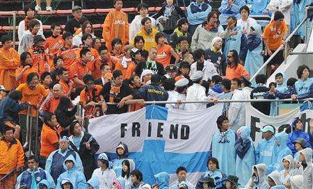 مشادات كلامية بين جماهير فريقي جوبيلو وشيميزو بسبب اللافته