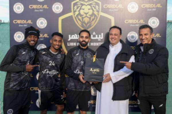 القحطاني يتسلم الجائزة