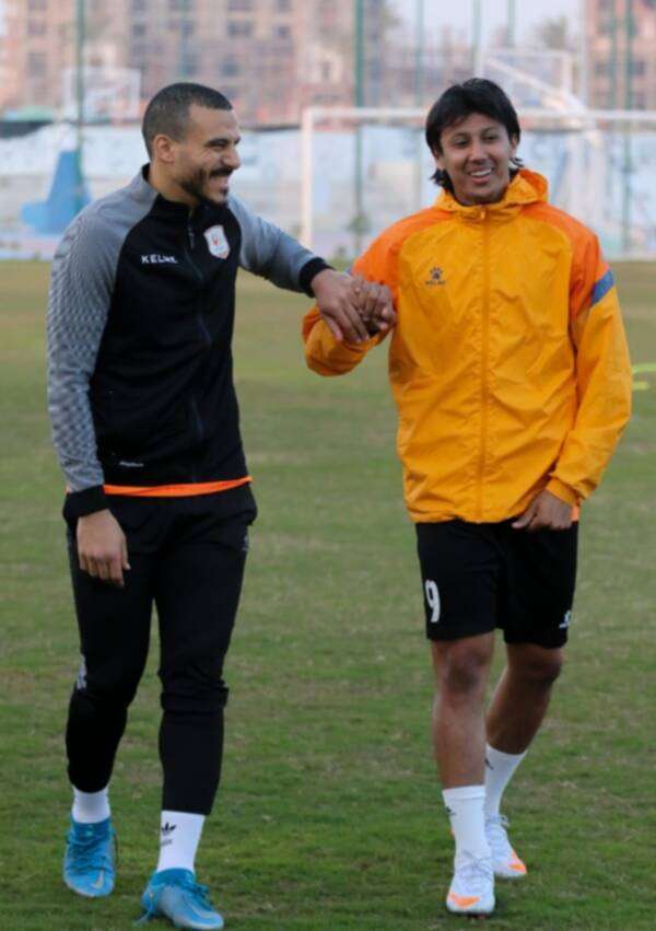 شكري نجيب (يسار)