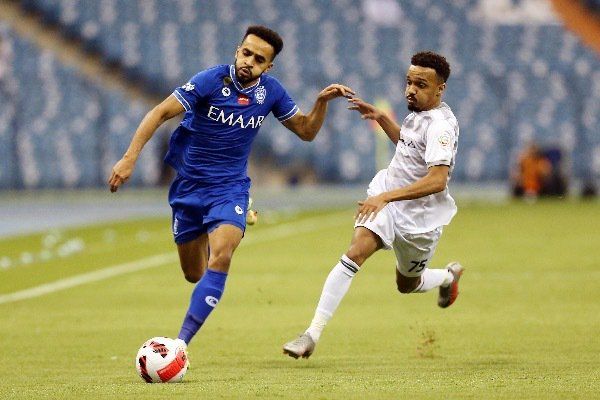 لقاء سابق بين الهلال والطائي