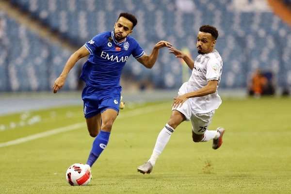 لقاء سابق بين الهلال والطائي