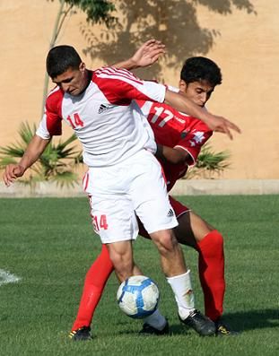 صرع على الكرة بين لاعبين الفريقين