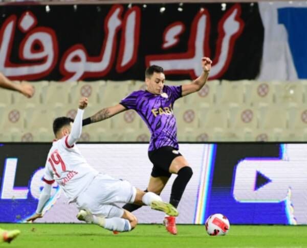 من مباراة العين والشارقة